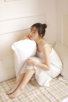 美女露胸